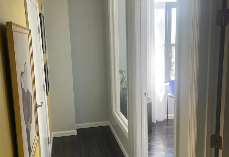 Modern Office Space in Astoria Queens ? Perfect for Meetings, Filming, or Therapy - Image 4