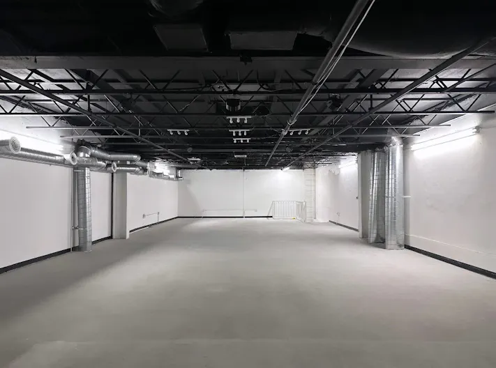 2 floor Big white open space with lights - Image 3