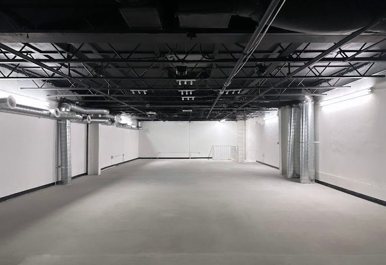 2 floor Big white open space with lights - Image 3