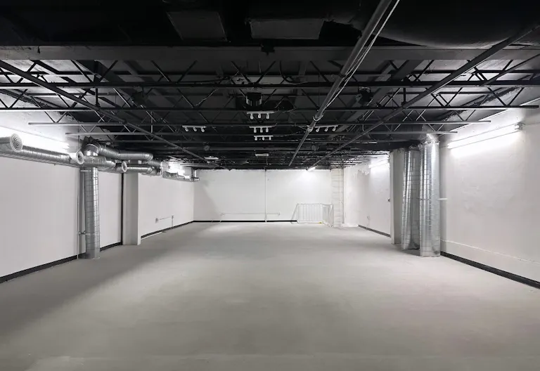 2 floor Big white open space with lights - Image 3