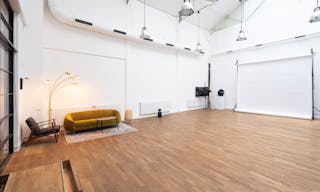 modern and welcoming showroom in the heart of Paris - Image 7