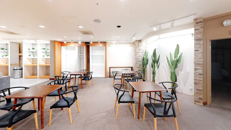 Gorgeous Downtown Modern Space - Image 3