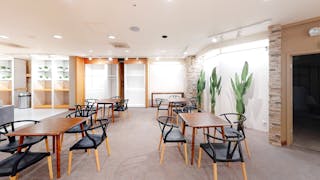 Gorgeous Downtown Modern Space - Image 3