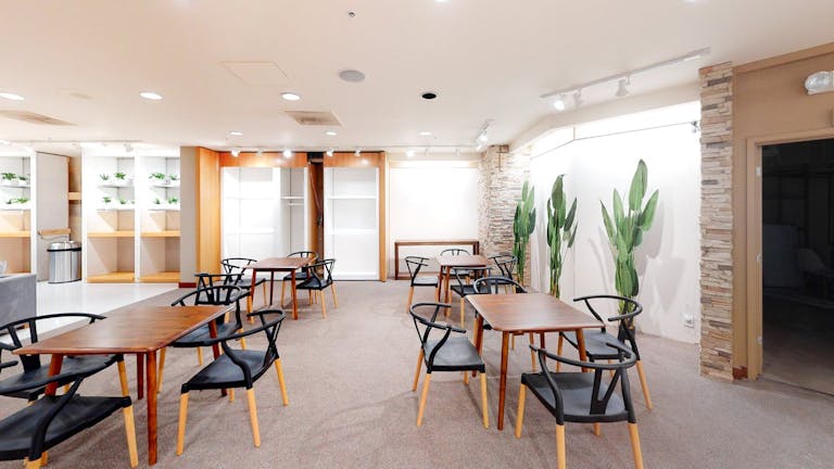 Gorgeous Downtown Modern Space - Image 3