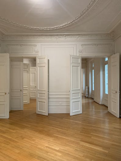 Beautiful Showroom in Saint-Germain - Image 3