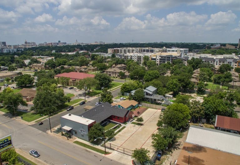 Cool Eastside Indoor and Outdoor Space with Private Parking. - Image 3