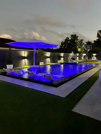 West Kendal Home with resort style infinity pool. - Image 1
