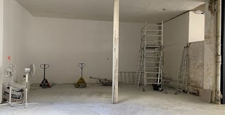 Industrial Showroom in Le Marais - Image 8