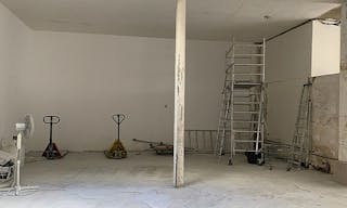 Industrial Showroom in Le Marais - Image 8