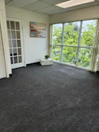Doral unique office space with spectacular lake views - Image 9