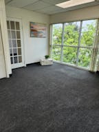 Doral unique office space with spectacular lake views - Image 9