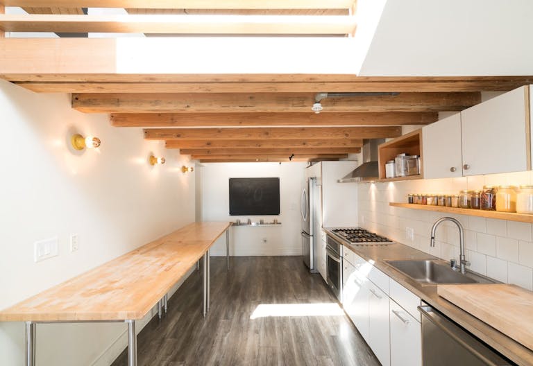 Brilliant Contemporary Loft - Image 3