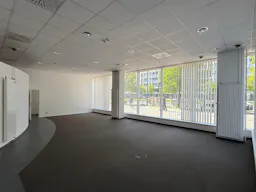 High-Traffic Retail Space Near Alexanderplatz - Image 4