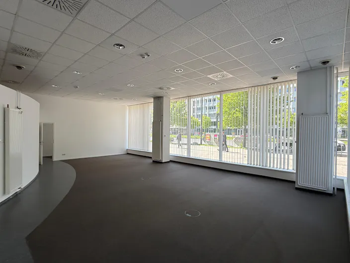High-Traffic Retail Space Near Alexanderplatz - Image 4