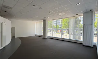 High-Traffic Retail Space Near Alexanderplatz - Image 4