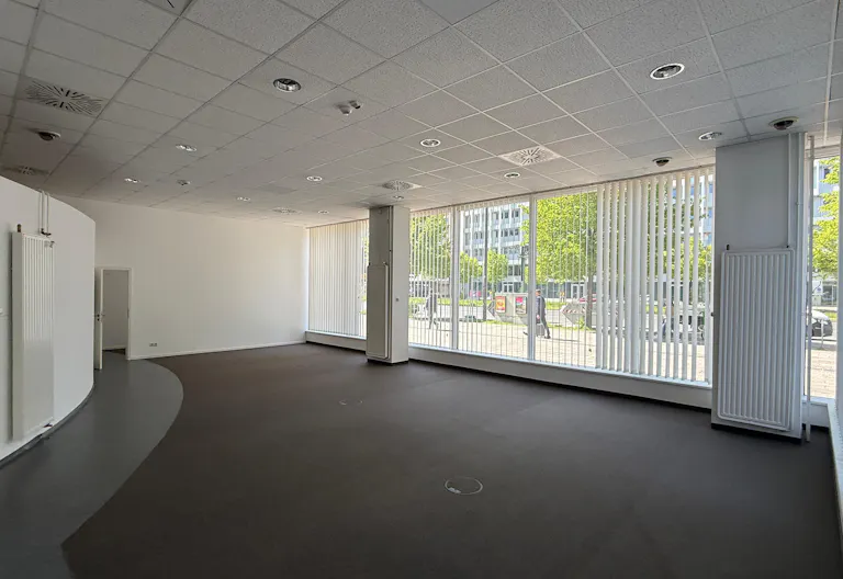 High-Traffic Retail Space Near Alexanderplatz - Image 4