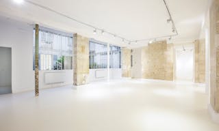 Showroom in Vibrant Le Marais - Image 4