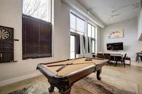 Sun-drenched retail space with 15' Ceilings - Image 1