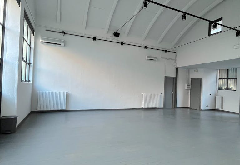 Ampio Spazio completo di tutti i servizi. Temporary showroom / Yoga / Exibition / Shooting fotografici. Disponibile per Fuori Salone - Fashion week - Image 1