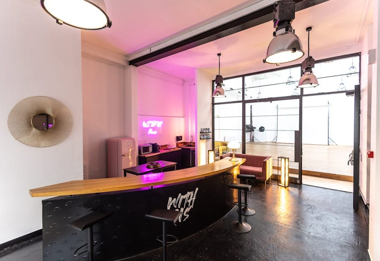 modern and welcoming showroom in the heart of Paris - Image 4