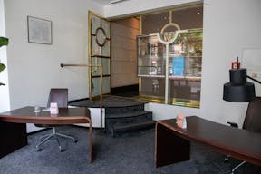 Elegant Retail Space at Historic Hotel Bristol - Image 23