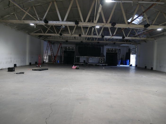 Large Industrial Warehouse Space Multiuse - Image 4