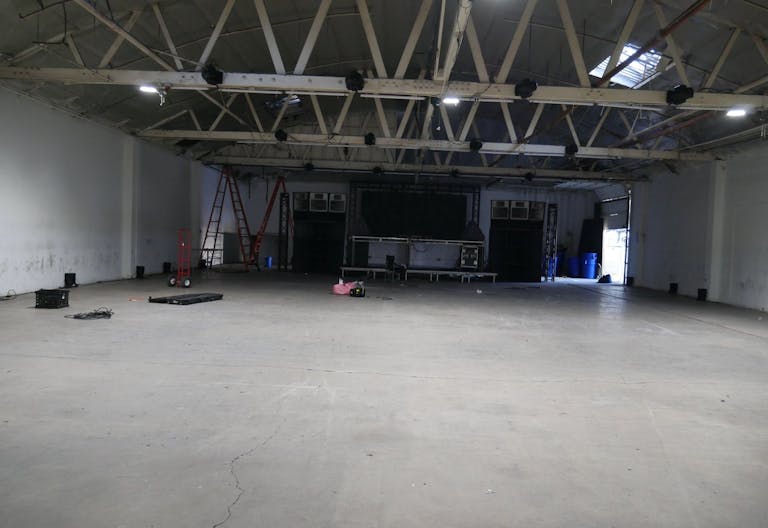 Large Industrial Warehouse Space Multiuse - Image 4