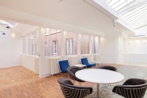 Un espace de 430 m2 au charme industrielle sur 3 niveaux au coeur du Marais - Image 8