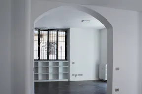 Prestigioso spazio in edificio d'epoca, con 5 vetrine su strada  - Image 4