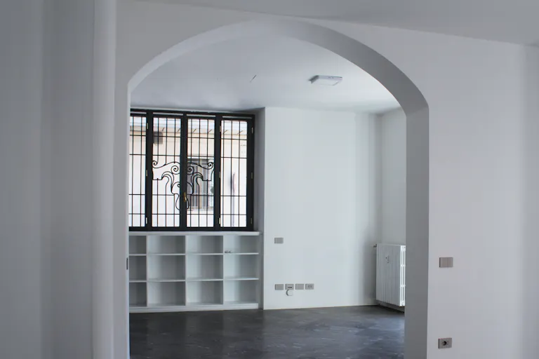 Prestigioso spazio in edificio d'epoca, con 5 vetrine su strada - Image 4