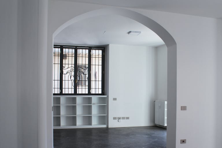 Prestigioso spazio in edificio d'epoca, con 5 vetrine su strada  - Image 4