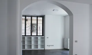 Prestigioso spazio in edificio d'epoca, con 5 vetrine su strada - Image 4