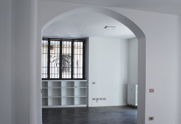 Prestigioso spazio in edificio d'epoca, con 5 vetrine su strada - Image 4