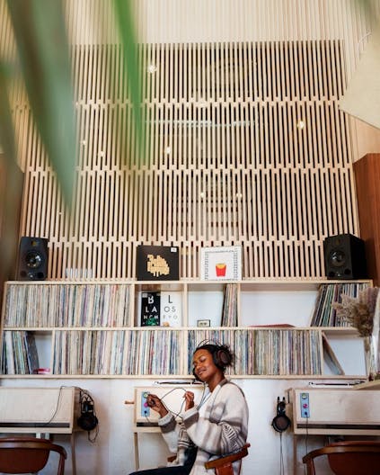 Retail store with coffee shop on Melrose and Fairfax avenue - Image 1