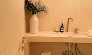 Light filled split level Storefront in the heart of Manhattan (with high ceilings and multiple rooms) - Image 11