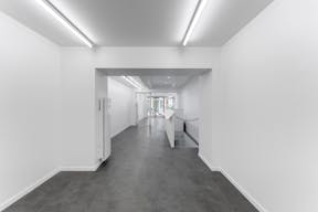 Stylish Le Marais Boutique - Image 6