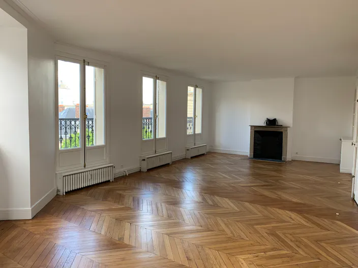 7th Arrondissement Showroom - Image 1
