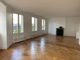 7th Arrondissement Showroom - Image 1