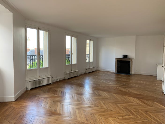 7th Arrondissement Showroom - Image 1