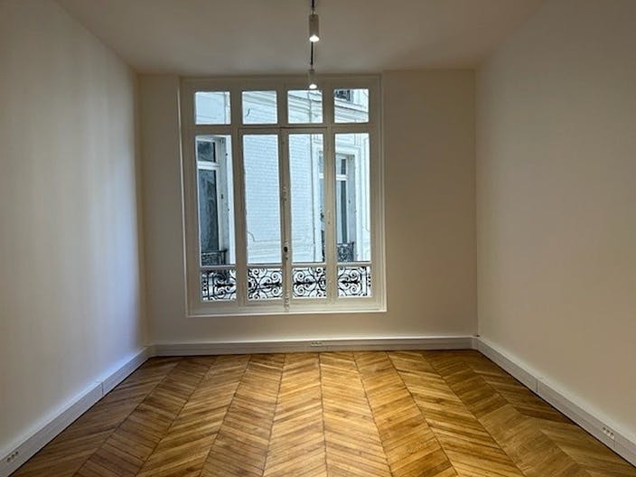 Elegant Apartment Haussmann Boulevard - Paris 8th - Image 3