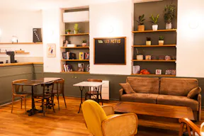 Elegant & Light flooded loft with storefront - Image 10