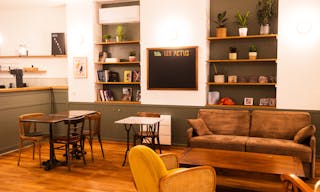 Elegant & Light flooded loft with storefront - Image 10