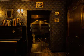 Retour dans le temps dans un magnifique Bar priv� - Image 12