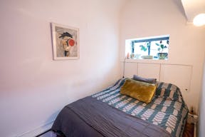 Colorful Spacious Garden Apartment - Image 14