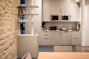 Showroom space under glass roof with natural light - Image 8