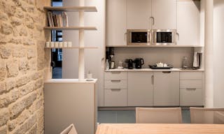 Showroom space under glass roof with natural light - Image 8