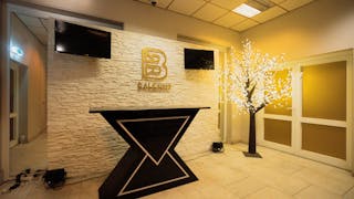 Central Venue with a Berliner Skyline View - Image 5