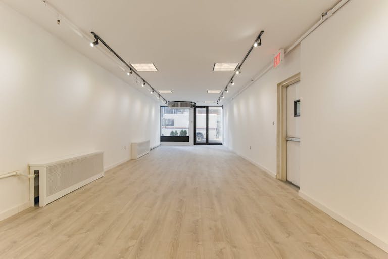 Beautiful White Box in Tribeca - Image 1