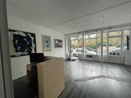 Spacious and bright Gallery Space - Image 8