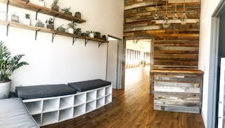 RUSTIC SPACIOUS LOFT STUDIO WITH MOUNTAIN VIEWS - Image 3